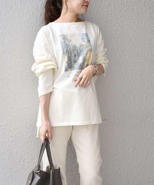 SHIPS(シップス)の「【WEB限定】スリットスリーブボートネックフォトTEE◆(Tシャツ/カットソー・レディース・ストーン/チャコールグレー/オフホワイト/ライトオリーブ/オリーブ/アイボリー/ホワイト系その他/ダークグレー・ONE SIZE)」の2枚目の写真