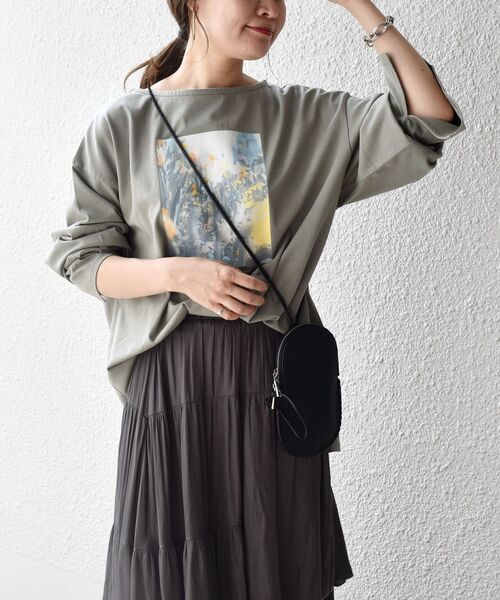SHIPS(シップス)の「【WEB限定】スリットスリーブボートネックフォトTEE◆(Tシャツ/カットソー・レディース・ストーン/チャコールグレー/オフホワイト/ライトオリーブ/オリーブ/アイボリー/ホワイト系その他/ダークグレー・ONE SIZE)」の7枚目の写真