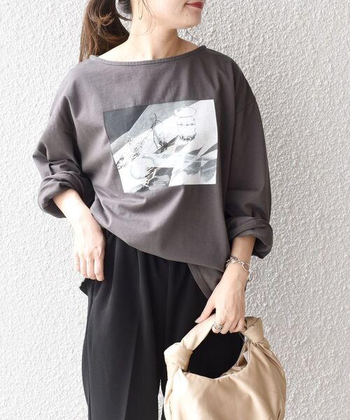 SHIPS(シップス)の「【WEB限定】スリットスリーブボートネックフォトTEE◆(Tシャツ/カットソー・レディース・ストーン/チャコールグレー/オフホワイト/ライトオリーブ/オリーブ/アイボリー/ホワイト系その他/ダークグレー・ONE SIZE)」の6枚目の写真