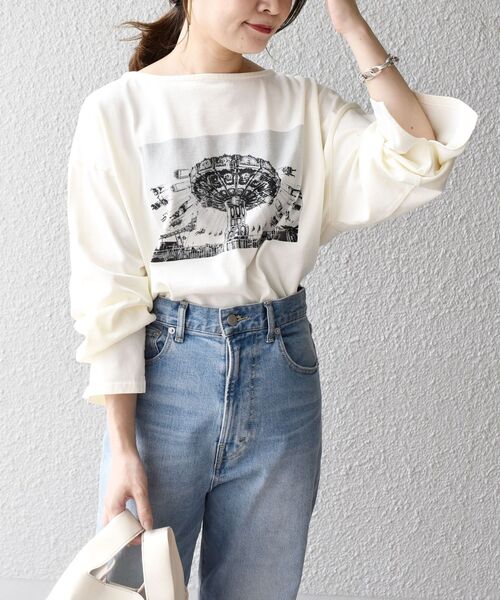 SHIPS(シップス)の「【WEB限定】スリットスリーブボートネックフォトTEE◆(Tシャツ/カットソー・レディース・ストーン/チャコールグレー/オフホワイト/ライトオリーブ/オリーブ/アイボリー/ホワイト系その他/ダークグレー・ONE SIZE)」の3枚目の写真