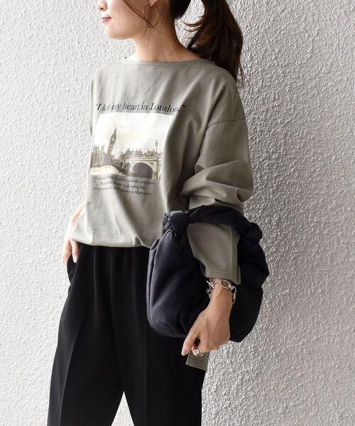 SHIPS(シップス)の「【WEB限定】スリットスリーブボートネックフォトTEE◆(Tシャツ/カットソー・レディース・ストーン/チャコールグレー/オフホワイト/ライトオリーブ/オリーブ/アイボリー/ホワイト系その他/ダークグレー・ONE SIZE)」の8枚目の写真
