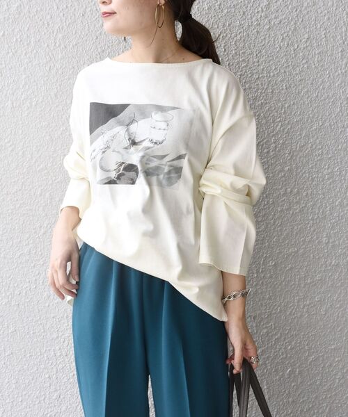 SHIPS(シップス)の「【WEB限定】スリットスリーブボートネックフォトTEE◆(Tシャツ/カットソー・レディース・ストーン/チャコールグレー/オフホワイト/ライトオリーブ/オリーブ/アイボリー/ホワイト系その他/ダークグレー・ONE SIZE)」の4枚目の写真