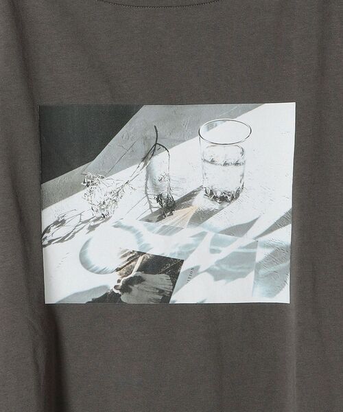 SHIPS(シップス)の「【WEB限定】スリットスリーブボートネックフォトTEE◆(Tシャツ/カットソー・レディース・ストーン/チャコールグレー/オフホワイト/ライトオリーブ/オリーブ/アイボリー/ホワイト系その他/ダークグレー・ONE SIZE)」の18枚目の写真