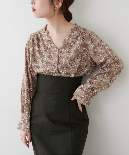 natural couture(ナチュラルクチュール)の「プチプラバー釦とろみブラウス(シャツ/ブラウス・レディース・ベージュ/ネイビー/オフホワイト/ピンク/その他1/その他2・FREE)」の6枚目の写真