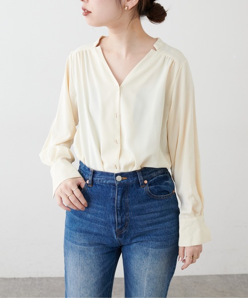natural couture(ナチュラルクチュール)の「プチプラバー釦とろみブラウス(シャツ/ブラウス・レディース・ベージュ/ネイビー/オフホワイト/ピンク/その他1/その他2・FREE)」の3枚目の写真