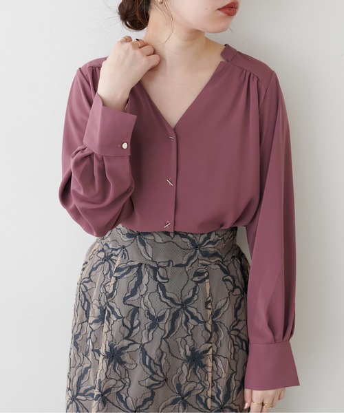 natural couture(ナチュラルクチュール)の「プチプラバー釦とろみブラウス(シャツ/ブラウス・レディース・ベージュ/ネイビー/オフホワイト/ピンク/その他1/その他2・FREE)」の5枚目の写真