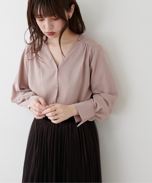 natural couture(ナチュラルクチュール)の「プチプラバー釦とろみブラウス(シャツ/ブラウス・レディース・ベージュ/ネイビー/オフホワイト/ピンク/その他1/その他2・FREE)」の12枚目の写真