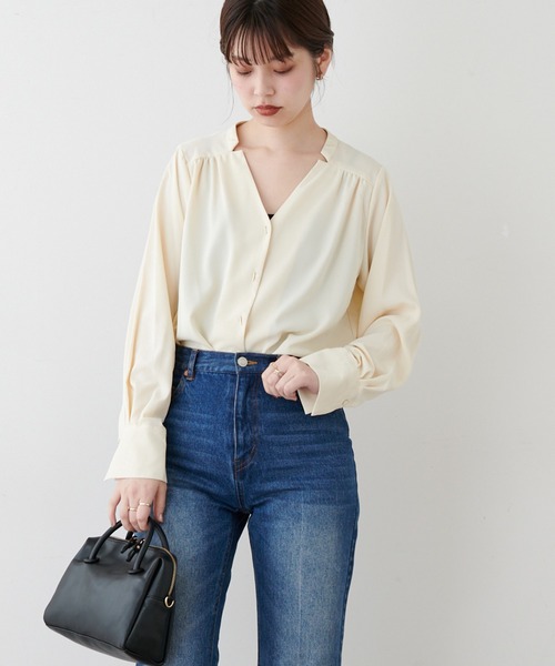 natural couture(ナチュラルクチュール)の「プチプラバー釦とろみブラウス(シャツ/ブラウス・レディース・ベージュ/ネイビー/オフホワイト/ピンク/その他1/その他2・FREE)」の7枚目の写真
