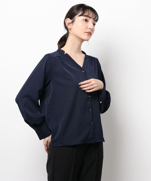 natural couture(ナチュラルクチュール)の「プチプラバー釦とろみブラウス(シャツ/ブラウス・レディース・ベージュ/ネイビー/オフホワイト/ピンク/その他1/その他2・FREE)」の17枚目の写真