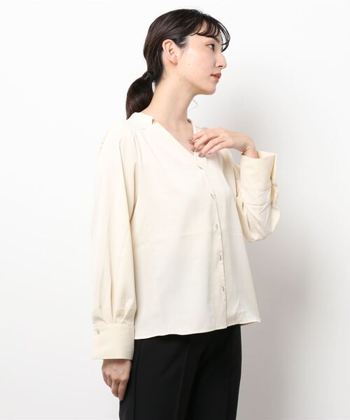 natural couture(ナチュラルクチュール)の「プチプラバー釦とろみブラウス(シャツ/ブラウス・レディース・ベージュ/ネイビー/オフホワイト/ピンク/その他1/その他2・FREE)」の9枚目の写真