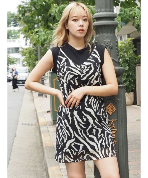 EVRIS（エヴリス）の「柄レイヤードワンピース（ワンピース・レディース・ブラック/ブラウン・FREE）」の2枚目の写真