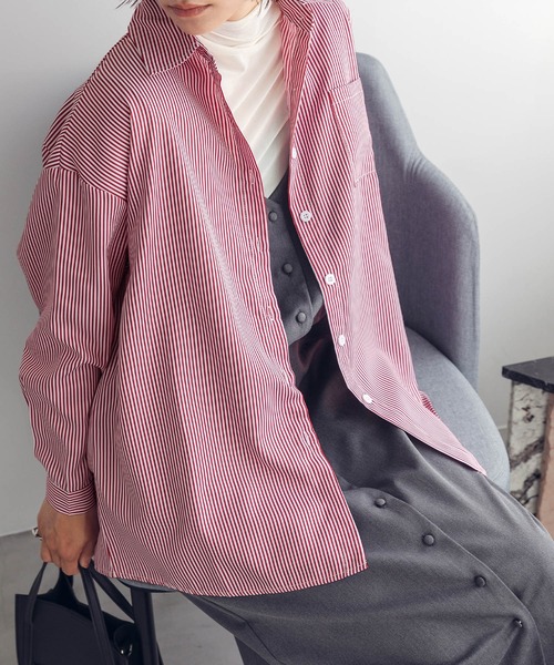 Chaco closet（チャコ クローゼット）の「ストライプ胸ポケット付きオーバーサイズ長袖シャツ（シャツ/ブラウス・レディース・ホワイト×ブラック/ホワイト×ネイビー/ホワイト×グリーン/ホワイト×ブルー/ホワイト×レッド・FREE）」の3枚目の写真