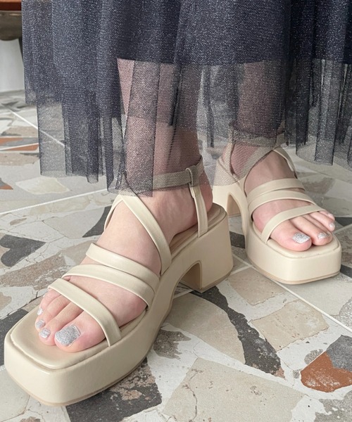 moment+(モーメントプラス)の「ナローストラップバルキーヒールサンダル(サンダル・レディース・ブラック/アイボリー/シルバー・LL/S/M/L)」の10枚目の写真