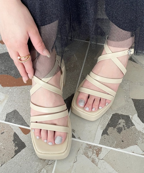 moment+(モーメントプラス)の「ナローストラップバルキーヒールサンダル(サンダル・レディース・ブラック/アイボリー/シルバー・LL/S/M/L)」の12枚目の写真