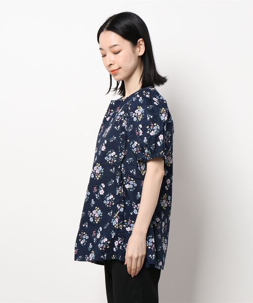 petit main LIEN（プティマインリアン）の「【リンク】ボタニカル花柄ブラウス（その他トップス・レディース・オフホワイト/ネイビー・FREE）」の4枚目の写真