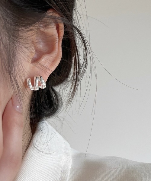 yu-ka（ユーカ）の「YU-KA : トリプルプランプピアス / TRIPLE PLUMP PIERCE（ピアス（両耳用）・レディース・シルバー/ゴールド・FREE）」の2枚目の写真