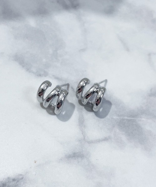 yu-ka（ユーカ）の「YU-KA : トリプルプランプピアス / TRIPLE PLUMP PIERCE（ピアス（両耳用）・レディース・シルバー/ゴールド・FREE）」の4枚目の写真