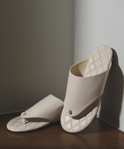 NEUNA(ヌナ)の「【ふかふかソールで歩きやすい!】キルティングクッショントングサンダル(サンダル・レディース・アイボリー/ブラック・SMALL/MEDIUM/LARGE)」の2枚目の写真