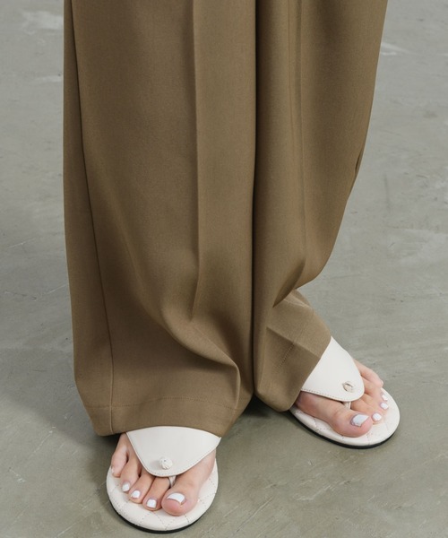 NEUNA(ヌナ)の「【ふかふかソールで歩きやすい!】キルティングクッショントングサンダル(サンダル・レディース・アイボリー/ブラック・SMALL/MEDIUM/LARGE)」の4枚目の写真