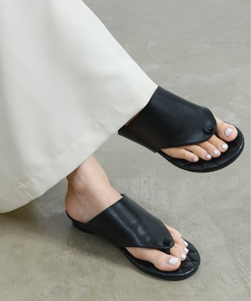 NEUNA(ヌナ)の「【ふかふかソールで歩きやすい!】キルティングクッショントングサンダル(サンダル・レディース・アイボリー/ブラック・SMALL/MEDIUM/LARGE)」の8枚目の写真