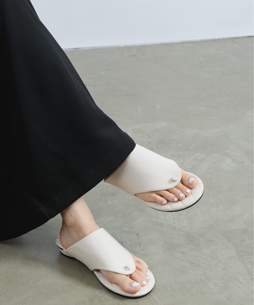 NEUNA(ヌナ)の「【ふかふかソールで歩きやすい!】キルティングクッショントングサンダル(サンダル・レディース・アイボリー/ブラック・SMALL/MEDIUM/LARGE)」の6枚目の写真