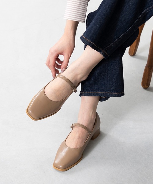 menue（メヌエ）の「スクエアトゥストラップパンプス（パンプス・レディース・アイボリー/ブラック/グレイッシュベージュ/ワインレッド・21.5cm/22.0cm/22.5cm/23.0cm/23.5cm/24.0cm/24.5cm/25.0cm/25.5cm/26.0cm）」の3枚目の写真