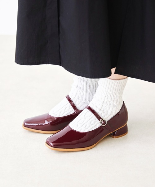 menue（メヌエ）の「スクエアトゥストラップパンプス（パンプス・レディース・アイボリー/ブラック/グレイッシュベージュ/ワインレッド・21.5cm/22.0cm/22.5cm/23.0cm/23.5cm/24.0cm/24.5cm/25.0cm/25.5cm/26.0cm）」の4枚目の写真