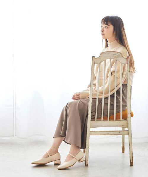 menue（メヌエ）の「スクエアトゥストラップパンプス（パンプス・レディース・アイボリー/ブラック/グレイッシュベージュ/ワインレッド・21.5cm/22.0cm/22.5cm/23.0cm/23.5cm/24.0cm/24.5cm/25.0cm/25.5cm/26.0cm）」の5枚目の写真