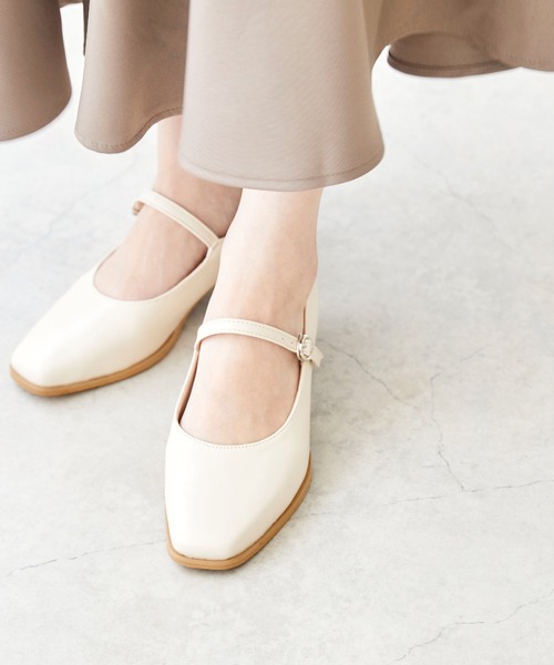 menue（メヌエ）の「スクエアトゥストラップパンプス（パンプス・レディース・アイボリー/ブラック/グレイッシュベージュ/ワインレッド・21.5cm/22.0cm/22.5cm/23.0cm/23.5cm/24.0cm/24.5cm/25.0cm/25.5cm/26.0cm）」の13枚目の写真