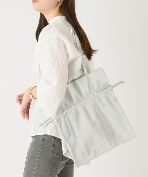 Actually（アクチュアリー）の「フェイクレザー 巾着2wayトート（トートバッグ・レディース・シルバー/アイボリー/マスタード/ブラック・フリー）」の4枚目の写真