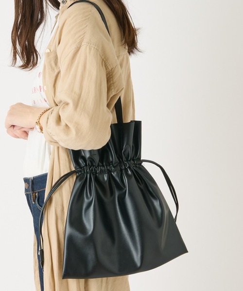 Actually（アクチュアリー）の「フェイクレザー 巾着2wayトート（トートバッグ・レディース・シルバー/アイボリー/マスタード/ブラック・フリー）」の3枚目の写真