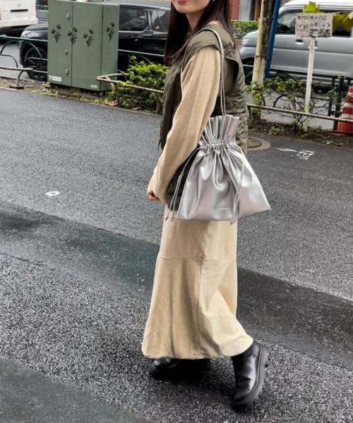 Actually（アクチュアリー）の「フェイクレザー 巾着2wayトート（トートバッグ・レディース・シルバー/アイボリー/マスタード/ブラック・フリー）」の9枚目の写真