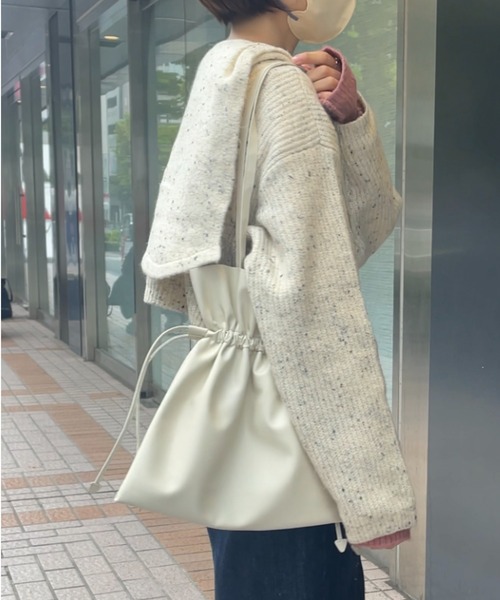 Actually（アクチュアリー）の「フェイクレザー 巾着2wayトート（トートバッグ・レディース・シルバー/アイボリー/マスタード/ブラック・フリー）」の6枚目の写真