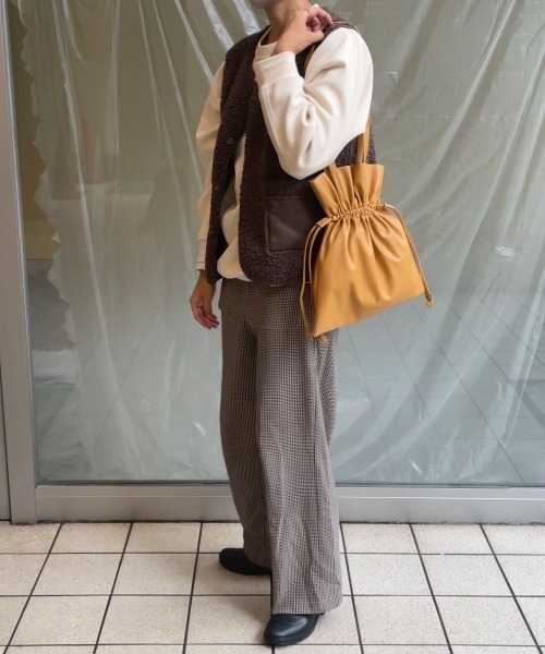 Actually（アクチュアリー）の「フェイクレザー 巾着2wayトート（トートバッグ・レディース・シルバー/アイボリー/マスタード/ブラック・フリー）」の22枚目の写真