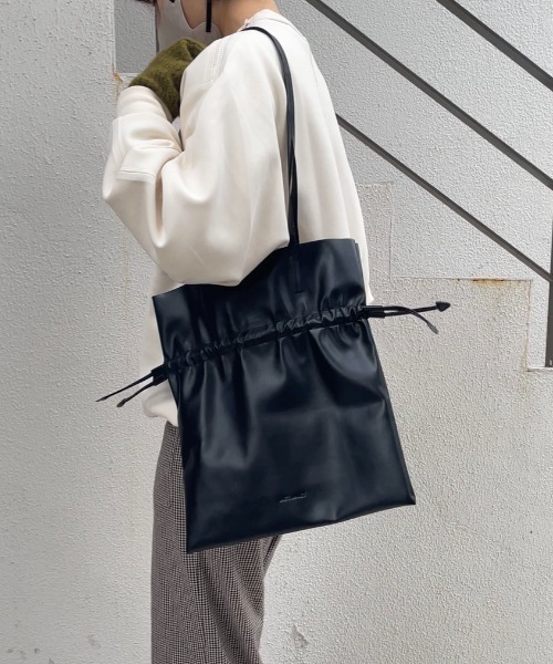 Actually（アクチュアリー）の「フェイクレザー 巾着2wayトート（トートバッグ・レディース・シルバー/アイボリー/マスタード/ブラック・フリー）」の18枚目の写真