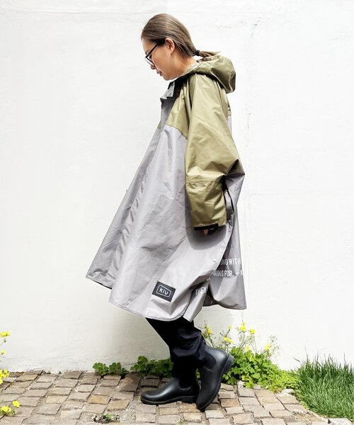 KiU（キウ）の「kiu スタンダードレインポンチョ（レインコート/ポンチョ・レディース・エンジ/オレンジ系/オフホワイト/ダークグレー/ロイヤルブルー/ベージュ系その他/グレー系その他/ピンク系その他/チャコールグレー/ホワイト/オリーブ/オレンジ系その他・FREE）」の6枚目の写真