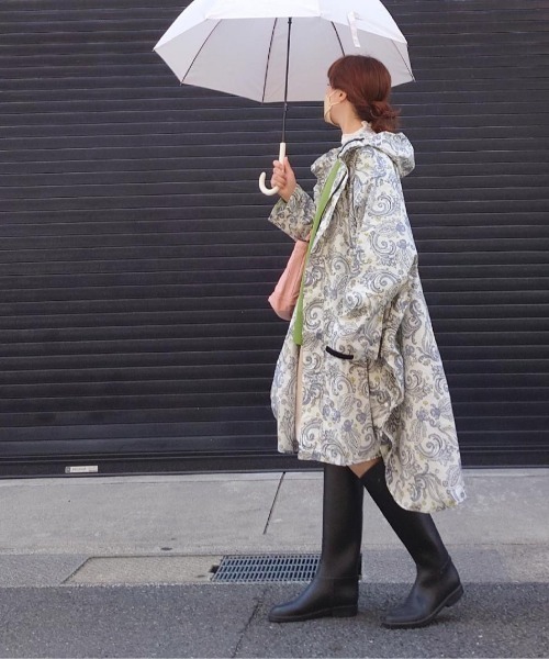 KiU（キウ）の「kiu スタンダードレインポンチョ（レインコート/ポンチョ・レディース・エンジ/オレンジ系/オフホワイト/ダークグレー/ロイヤルブルー/ベージュ系その他/グレー系その他/ピンク系その他/チャコールグレー/ホワイト/オリーブ/オレンジ系その他・FREE）」の3枚目の写真