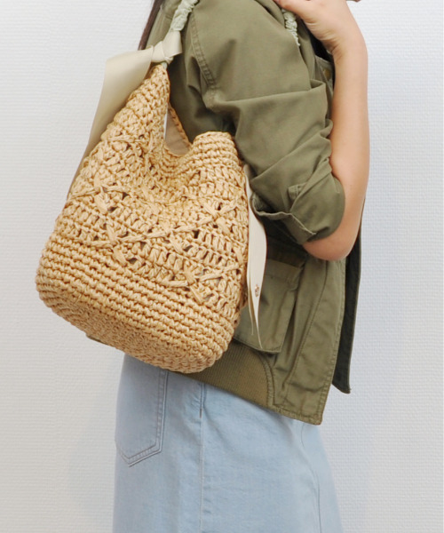 cache cache（カシュ カシュ）の「カシュカシュ cachecache / 下がりグログラン柄編みワンハンドルクロッシェトート（かごバッグ・レディース・オレンジ/サックスブルー/ブラック/ブラウン/カーキ/ライトグレー・FREE）」の2枚目の写真