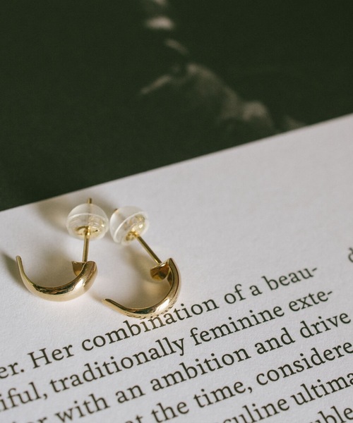 Ops.(オプス)の「三日月 ピアス レディース ハーフムーン 18K 金属アレルギー対応【LUZON ルゾン】(ピアス(両耳用)・レディース・イエローゴールド・ONE SIZE)」の2枚目の写真