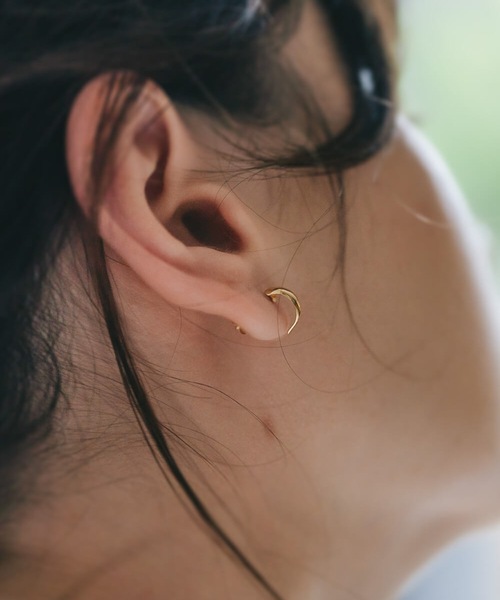 Ops.(オプス)の「三日月 ピアス レディース ハーフムーン 18K 金属アレルギー対応【LUZON ルゾン】(ピアス(両耳用)・レディース・イエローゴールド・ONE SIZE)」の6枚目の写真