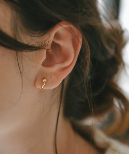 Ops.(オプス)の「三日月 ピアス レディース ハーフムーン 18K 金属アレルギー対応【LUZON ルゾン】(ピアス(両耳用)・レディース・イエローゴールド・ONE SIZE)」の8枚目の写真