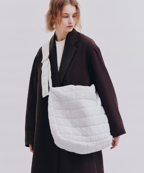 tk.TAKEO KIKUCHI（ティーケータケオキクチ）の「◆ルーズビッグショルダーバッグ/たすき掛け/ビッグ/A3サイズ収納可能（ショルダーバッグ・メンズ・ブラック系/グレー系その他/ブラック/ブラック系2/ブラック系1/ホワイト系3/ブラック系5/シルバー系/ブルー系その他5/ブラック系3/ブラック系4/ブラック系6/ブラック系7・00）」の2枚目の写真