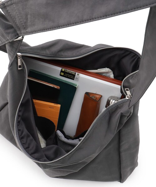 tk.TAKEO KIKUCHI（ティーケータケオキクチ）の「◆ルーズビッグショルダーバッグ/たすき掛け/ビッグ/A3サイズ収納可能（ショルダーバッグ・メンズ・ブラック系/グレー系その他/ブラック/ブラック系2/ブラック系1/ホワイト系3/ブラック系5/シルバー系/ブルー系その他5/ブラック系3/ブラック系4/ブラック系6/ブラック系7・00）」の18枚目の写真