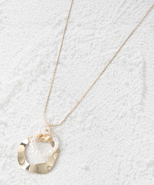 SHOO・LA・RUE（シューラルー）の「◆ウェーブメタルフェイクパールリングネックレス（ネックレス・レディース・ゴールド/ピンクゴールド/シルバー・00）」の2枚目の写真