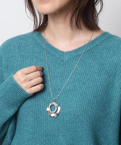 SHOO・LA・RUE（シューラルー）の「◆ウェーブメタルフェイクパールリングネックレス（ネックレス・レディース・ゴールド/ピンクゴールド/シルバー・00）」の4枚目の写真