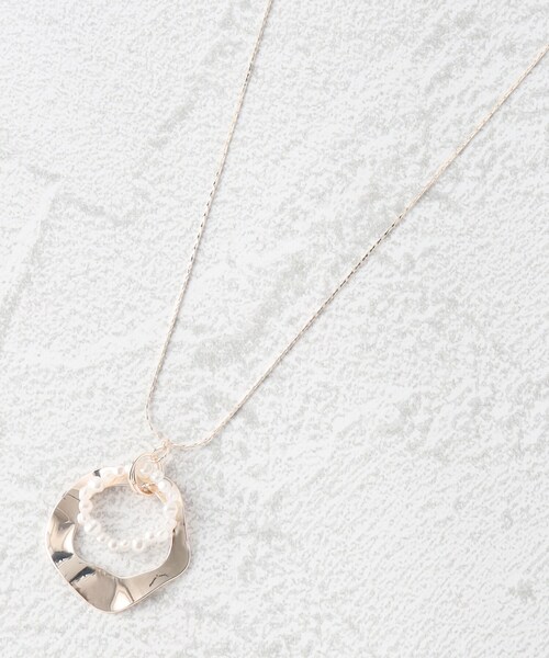 SHOO・LA・RUE（シューラルー）の「◆ウェーブメタルフェイクパールリングネックレス（ネックレス・レディース・ゴールド/ピンクゴールド/シルバー・00）」の5枚目の写真