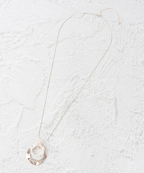 SHOO・LA・RUE（シューラルー）の「◆ウェーブメタルフェイクパールリングネックレス（ネックレス・レディース・ゴールド/ピンクゴールド/シルバー・00）」の6枚目の写真