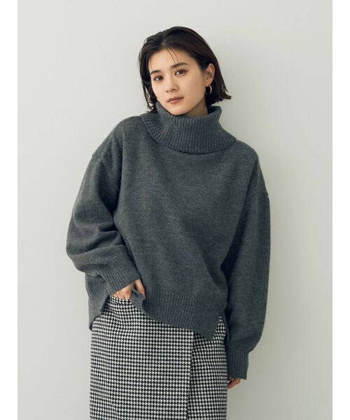 YECCA VECCA(イェッカヴェッカ)の「裾スリットタートルニット(ニット/セーター・レディース・チャコールグレー/オフホワイト/サックスブルー・FREE)」の15枚目の写真
