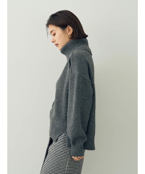 YECCA VECCA(イェッカヴェッカ)の「裾スリットタートルニット(ニット/セーター・レディース・チャコールグレー/オフホワイト/サックスブルー・FREE)」の16枚目の写真