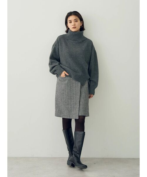 YECCA VECCA(イェッカヴェッカ)の「裾スリットタートルニット(ニット/セーター・レディース・チャコールグレー/オフホワイト/サックスブルー・FREE)」の19枚目の写真